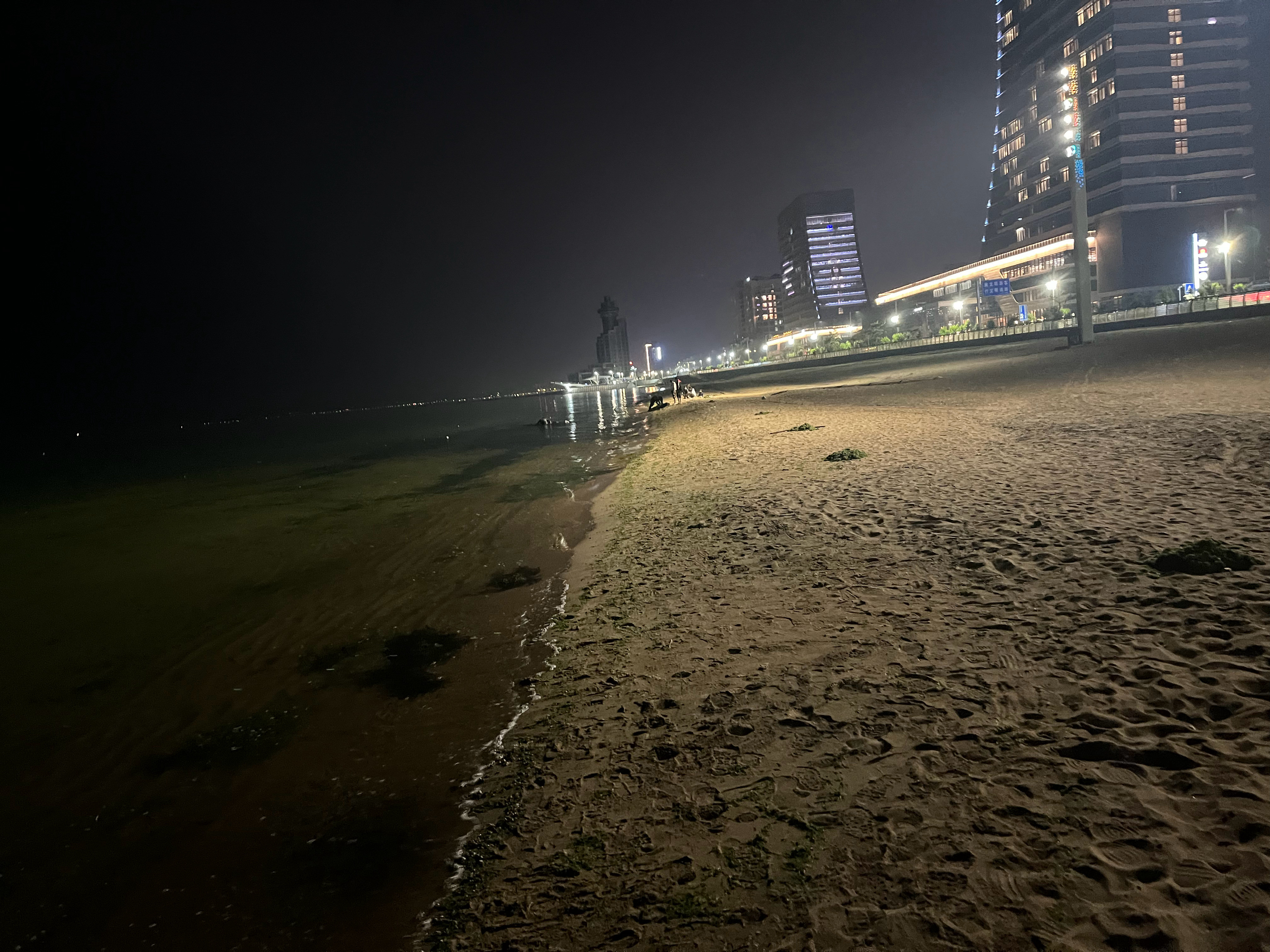 一半海水，一半沙滩​​​