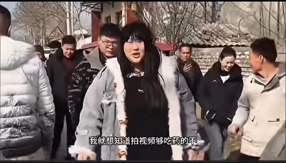 大衣哥的女儿在大年初二和老公一同回娘家，刚下车便被一群拍客围堵。大衣哥的女婿十分