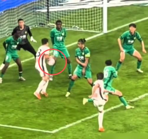 国安对成都的比赛第84分钟，韦世豪射门打在廖力生身上弹到手臂上折射进球，按规则攻