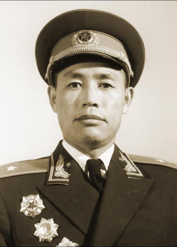 志愿军动人佳话：师长被团长喊小邓，却始终恭敬谦逊在志愿军里，有不少团长当众