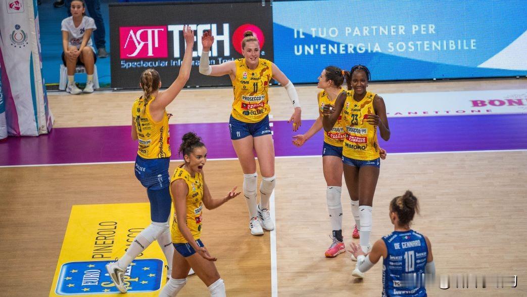 朱婷等14名科内利亚诺启程前往世俱杯，全员名单中也有副攻萨拉·法尔经历了