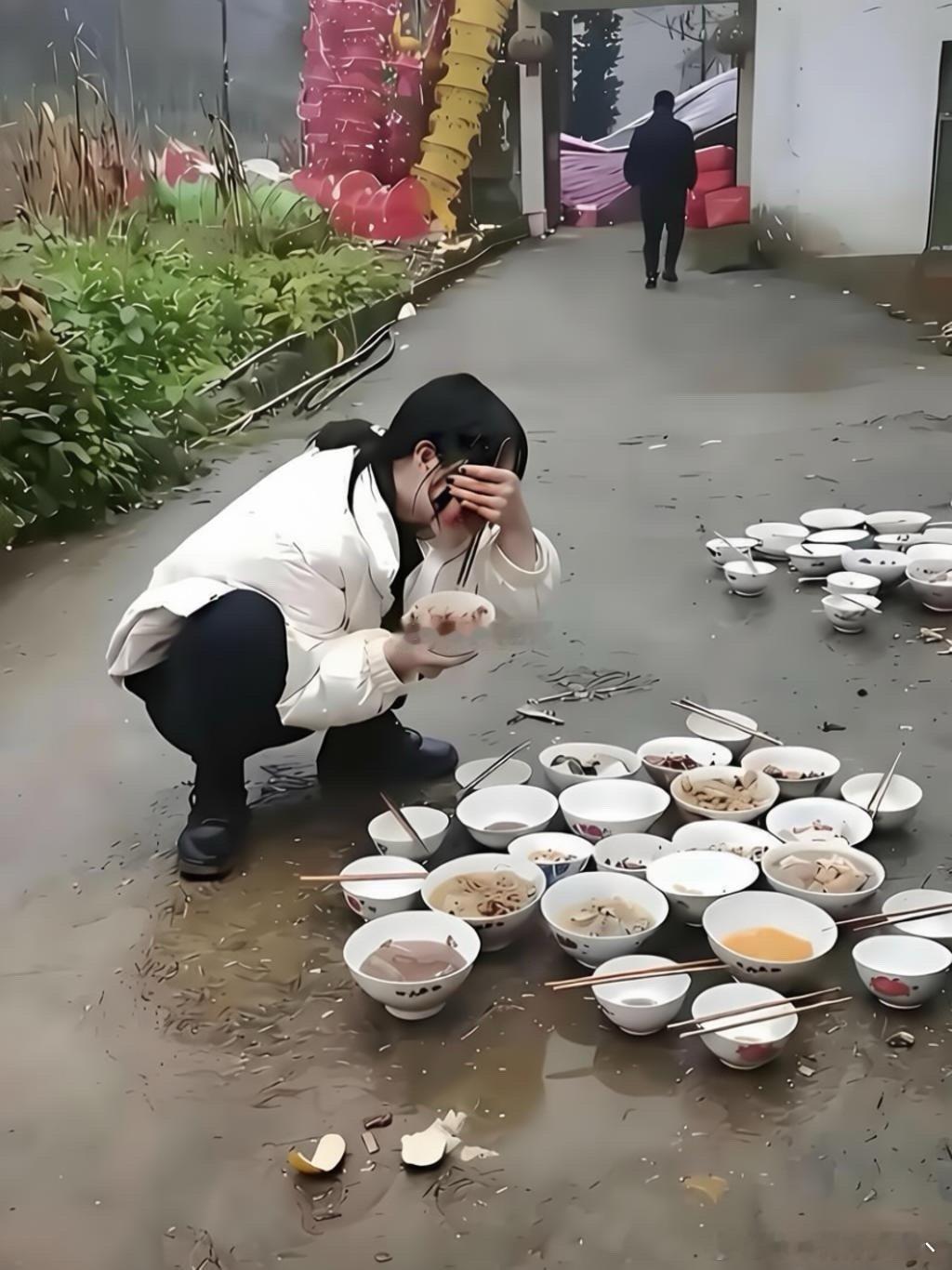 真没想到，还有在地上吃席的，居然还有这样的陋习