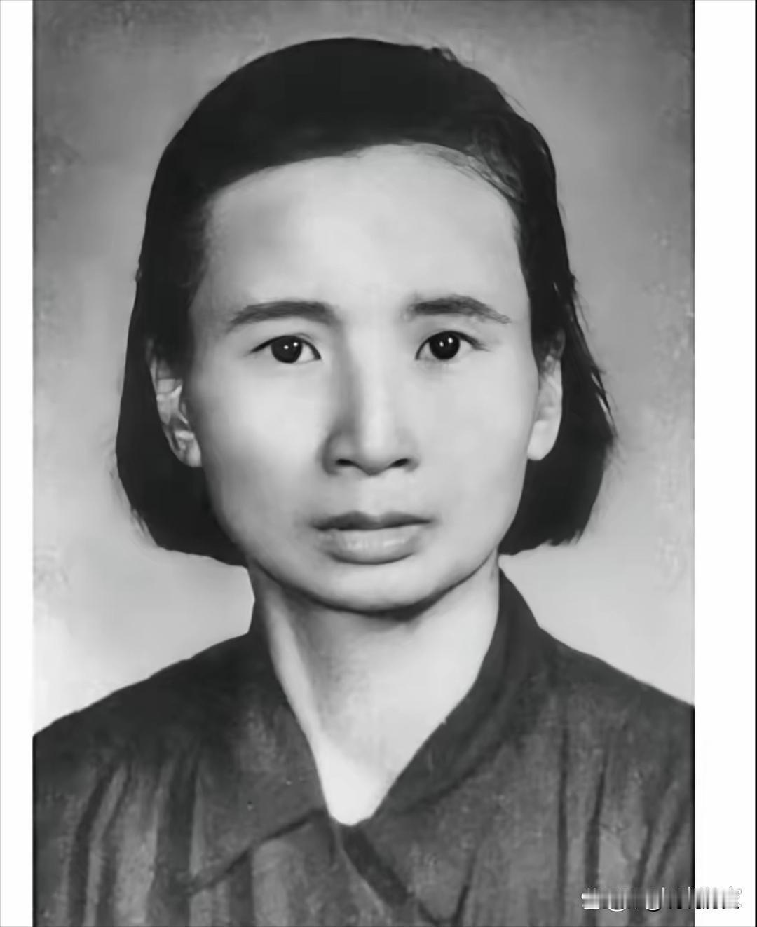 1933年，撤退途中，钱瑛不幸被捕，被押解去见敌军头目路上，她突然想到口袋里有个