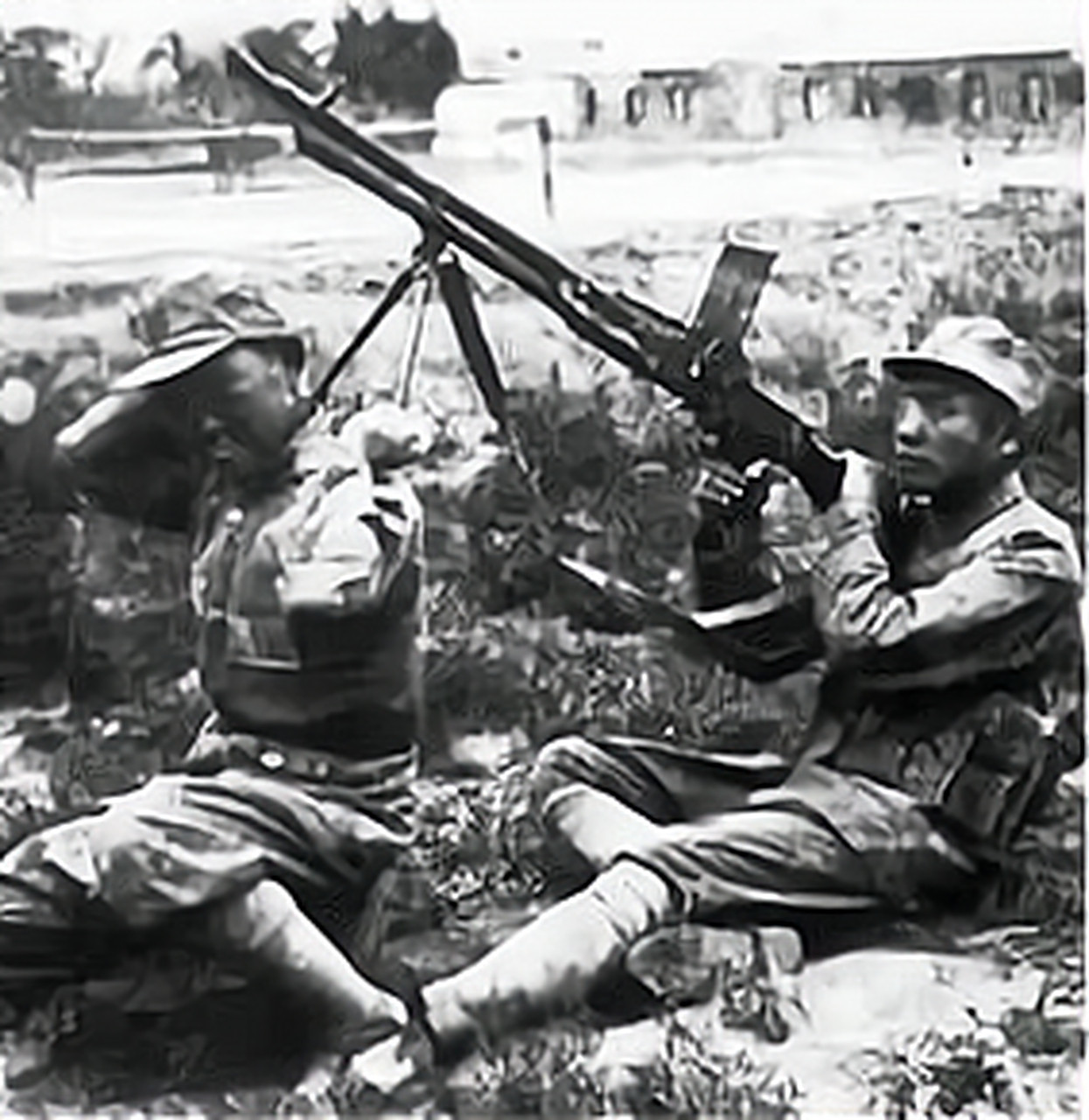 1943年，日军空袭时，18岁战士宋岭春仰面躲在草丛里，看飞行员探头出来，当敌机
