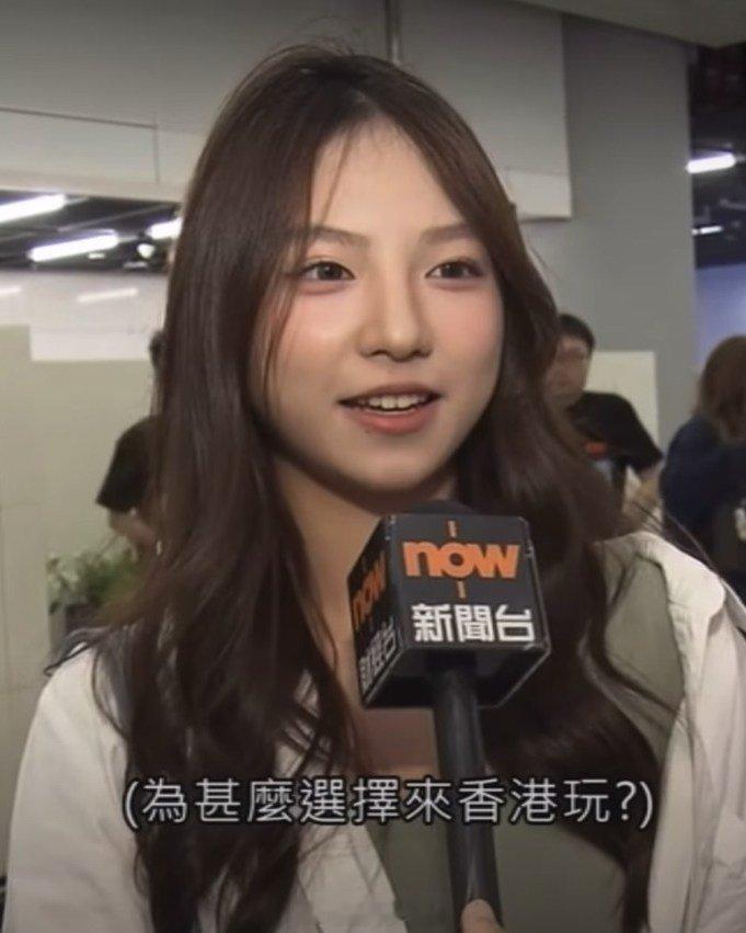 笑死我了，香港新闻从业者的普通话听力问一位来自重庆的游客：为什么选择来香港玩？给