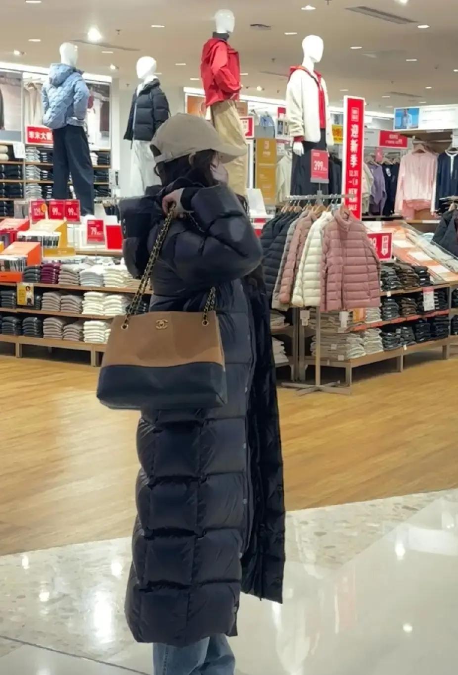 优衣库门口一位姑娘穿黑色长款羽绒服被路人拍成视频，网友都以为优衣库又出新款。结