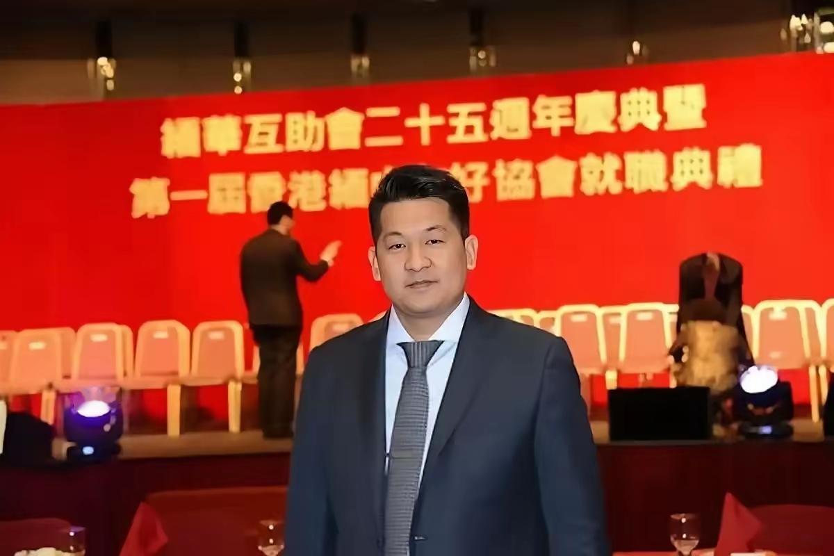 佘智江和黄有龙是嫡亲的姨家表兄弟，两个长得很像，而且俩人年龄相差只有6岁，他们在