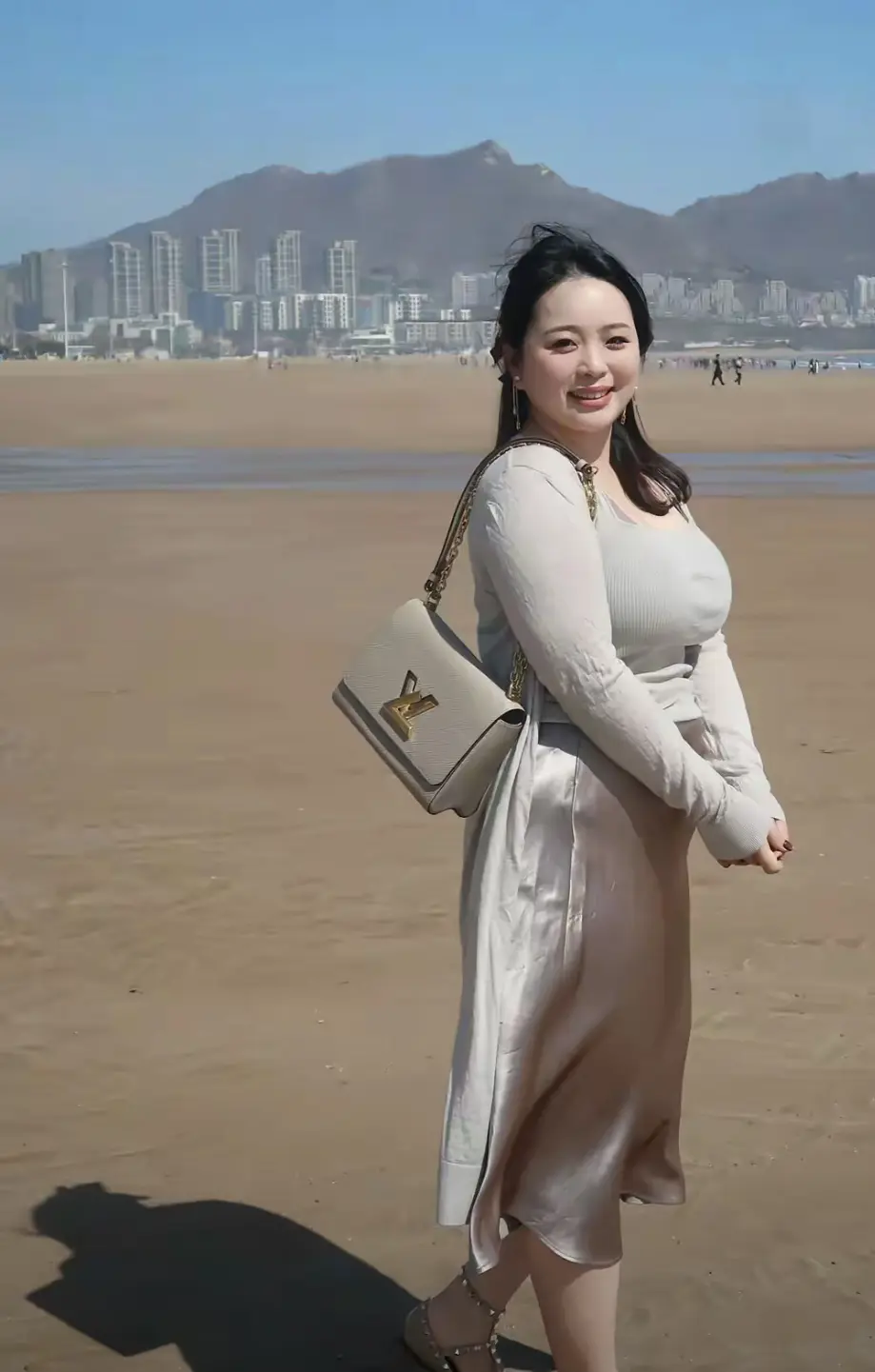 这个妇女是谁啊！满网都是她啊！看着好像满族人！不像汉族呢……