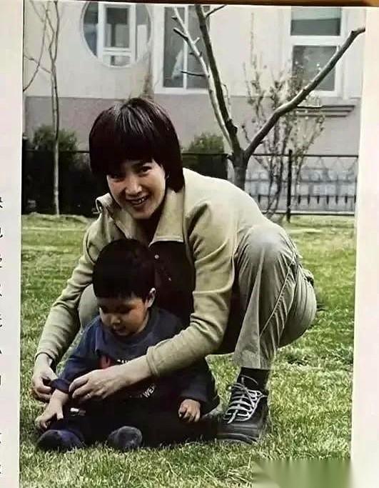 刷到何晴和许亚军带儿子的老照片，一下就被戳中了。不是因为明星光环，而是那个画面