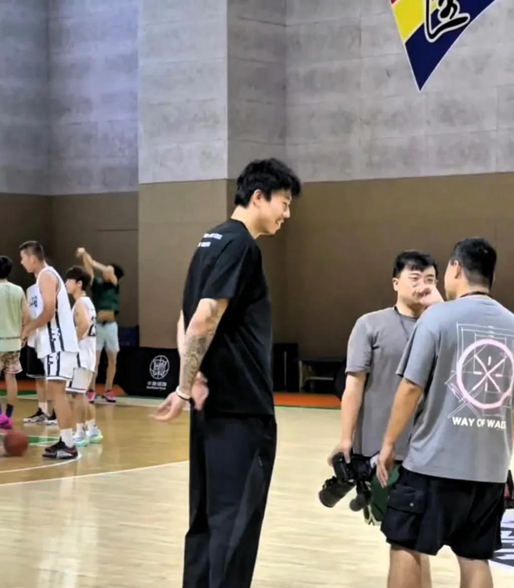张镇麟回到辽宁体育馆！离队传闻不攻自破，话说距离31号国内球员注册截止日剩10天