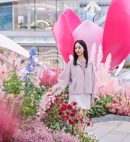 最近张钧甯在北京出席时尚活动，她这次搭配的很有清新时尚感，气质特别的完美。张