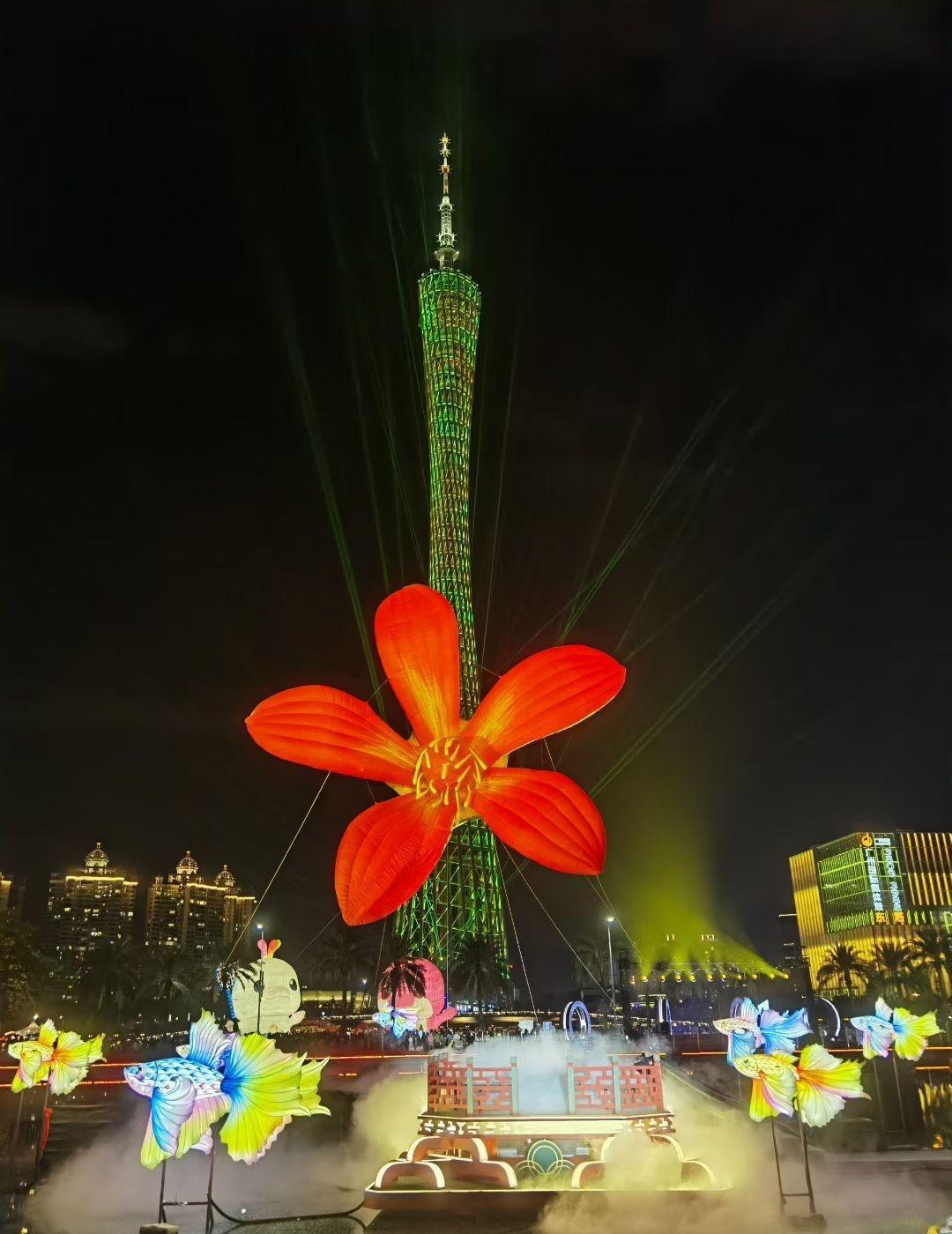 广州的夜晚多么美多么靓，来小蛮腰走走转转吧，绚烂灯光，照亮你美丽的脸。​