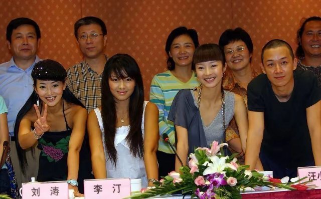 18年前的刘涛原来不是唯一的黑美人，她左边的陈紫函肤色和她一样，也是黑美人