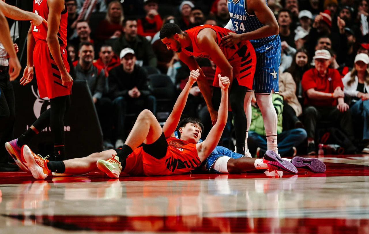 杨瀚森被钉在板凳席上的那7分钟，撕开了NBA最残酷的真相。数据不会撒谎：上场7