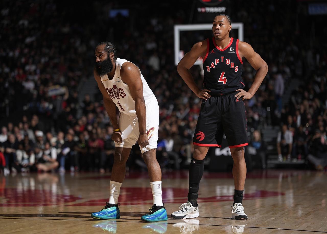 英格拉姆脚后跟受伤提前退出比赛，没想到的是，他的退赛，让猛龙其他角色球员集体爆发