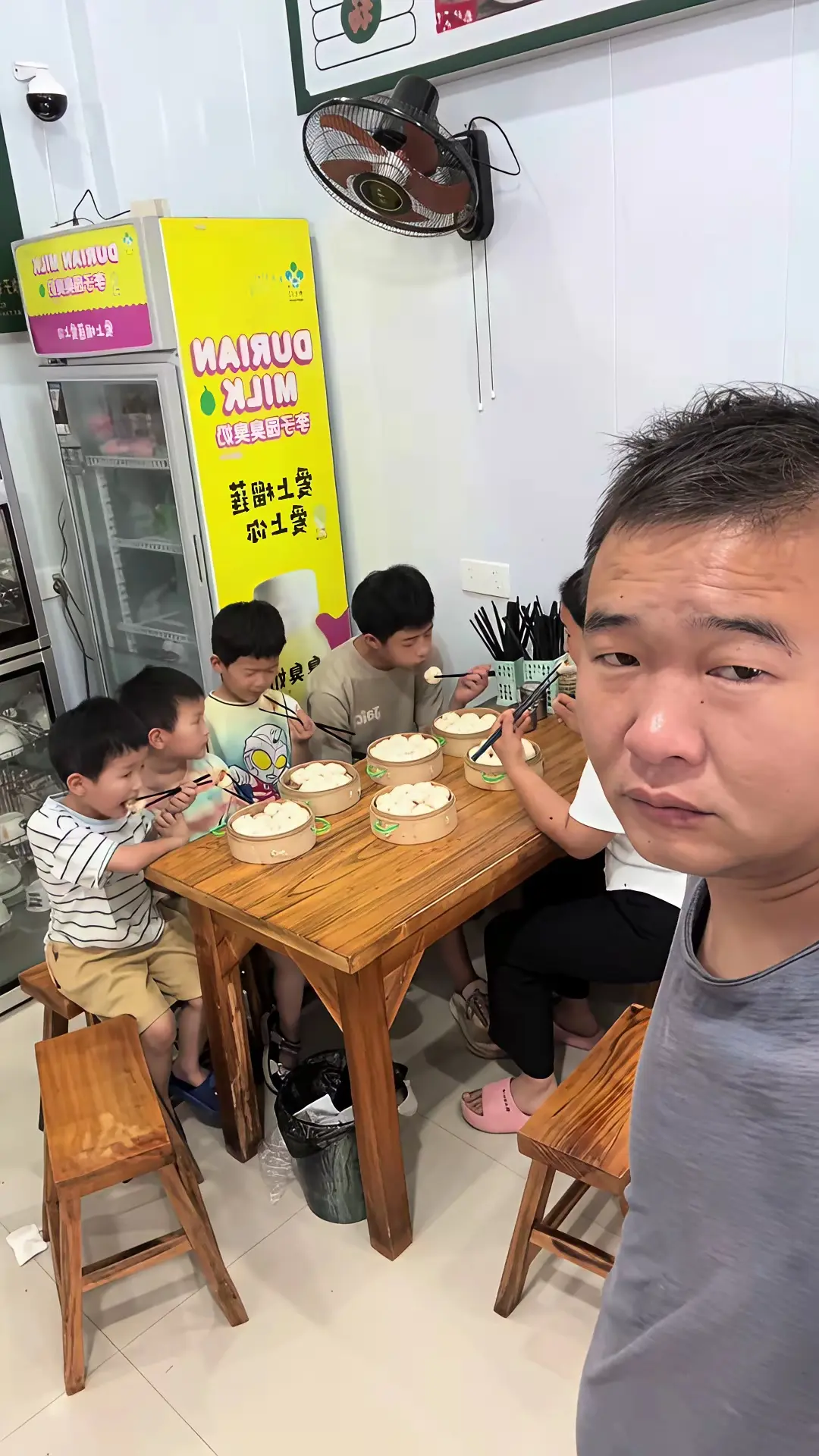 家里有米有面，大清早非要出来下馆子，一花花几十块。不是我不笑，我能保证不哭，就不