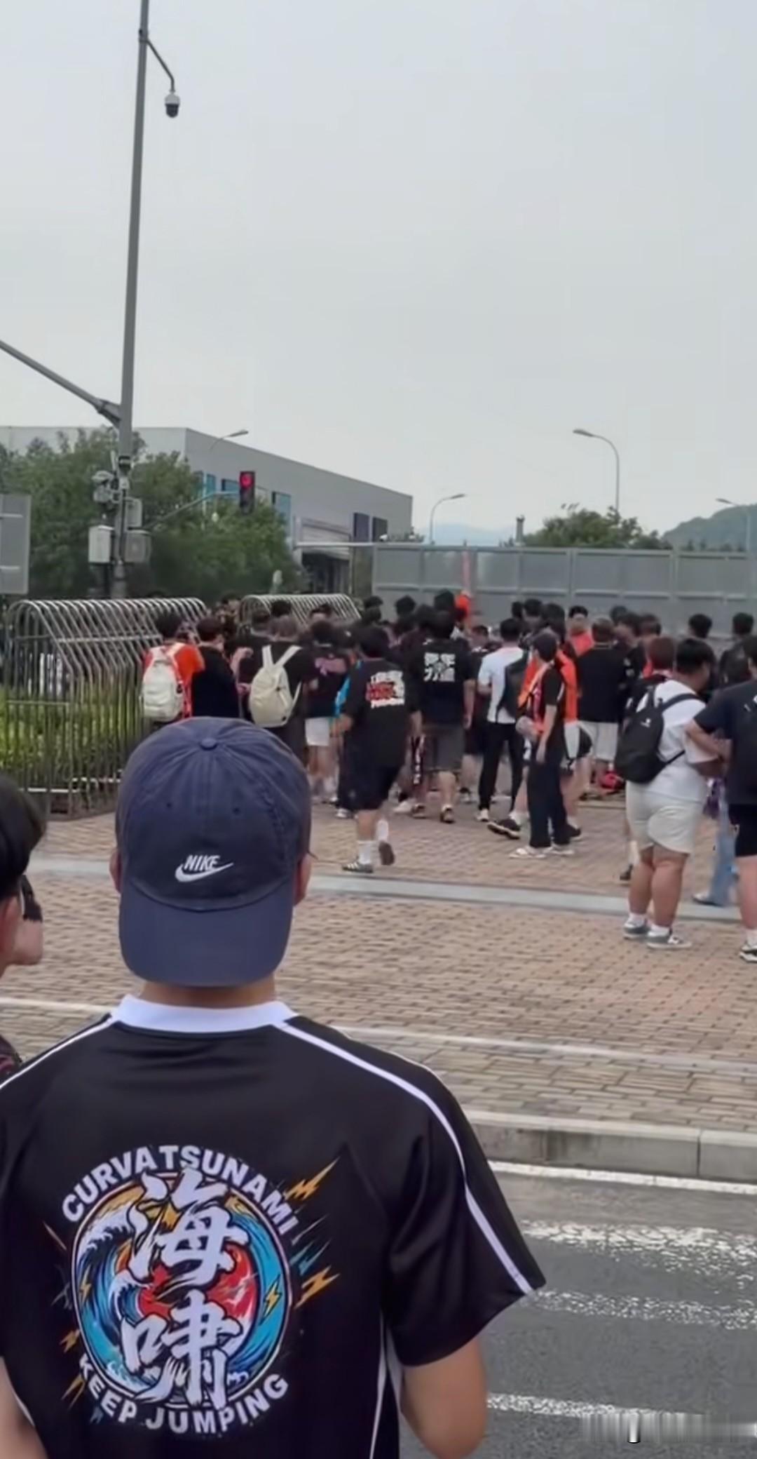 青岛海牛是怎么做到连同省兄弟泰山与西海岸也下死手的地步，也许极端球迷的挑衅就是原