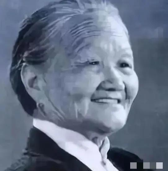 小脚老太一脚“踢”好腰椎病！不识字的她，竟是正骨界“活化石”70年代，一女