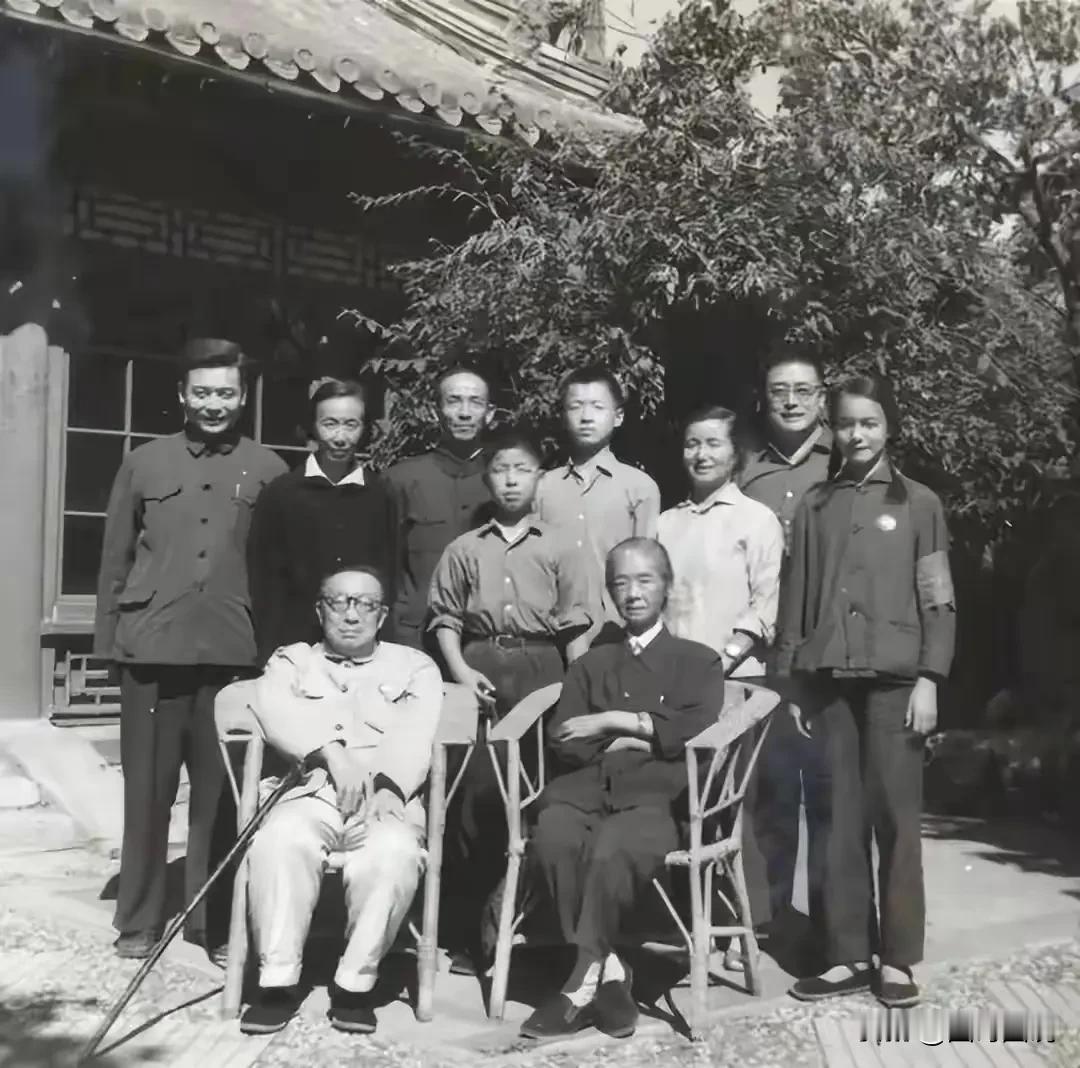 六十年代，“两弹一星”元勋邓稼先与夫人许鹿希带着女儿邓志典（右一）儿子邓志平（中