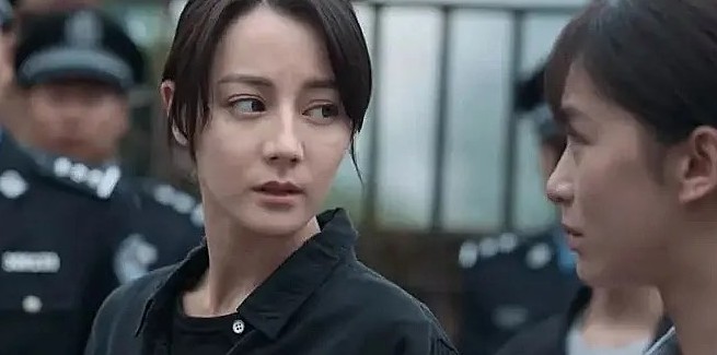 迪丽热巴一到剧里就原形毕露？迪丽热巴剧外常出好看的图，红毯、活动状态都好