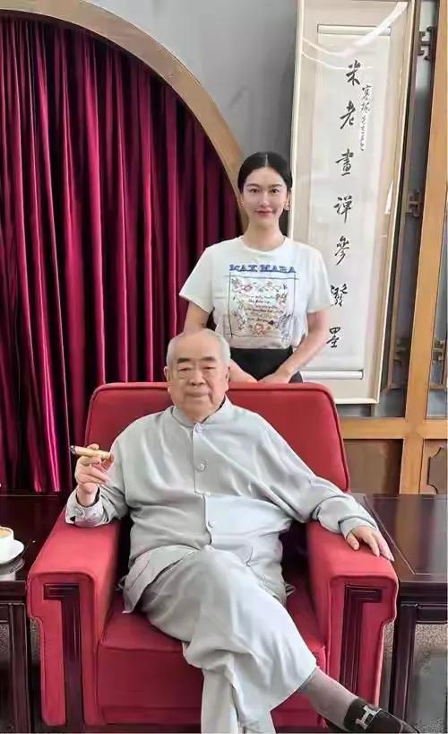 范曾的钱压根花不完！2011年，范曾拍卖了他的国画作品《八仙图镜心》，以69