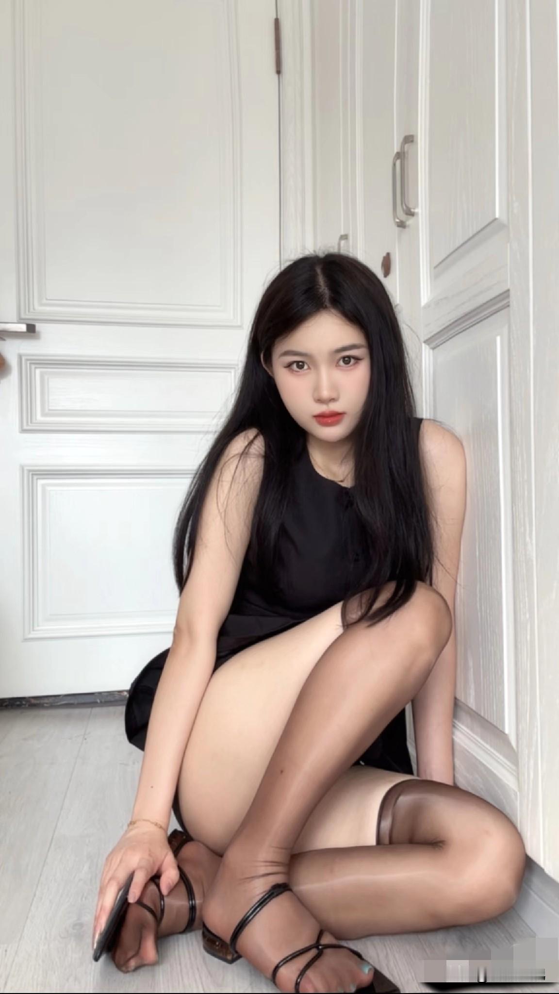 关注我，持续更新美图谢謝朋友的关注请给我一点支持点进来的美女养眼美图鉴赏