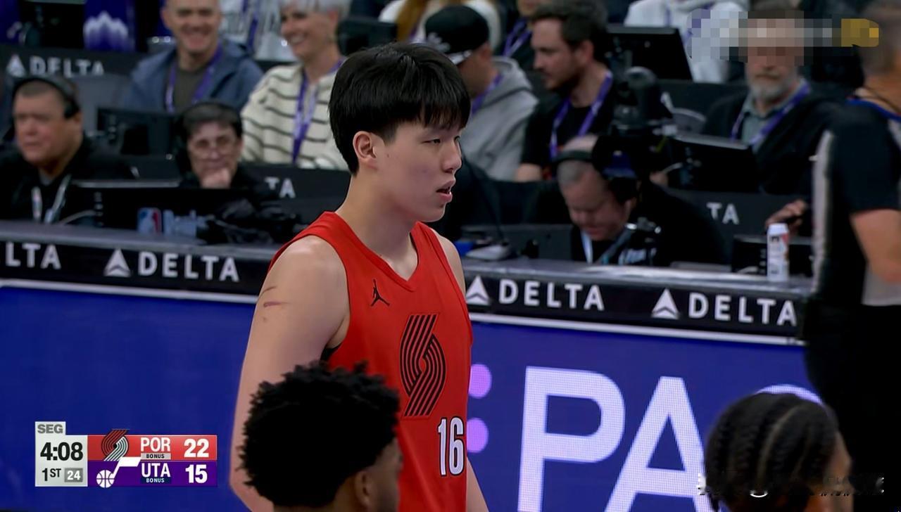 开拓者新星杨瀚森真是进步神速！在今天开拓者客场挑战爵士的比赛中，目前双方的第一节