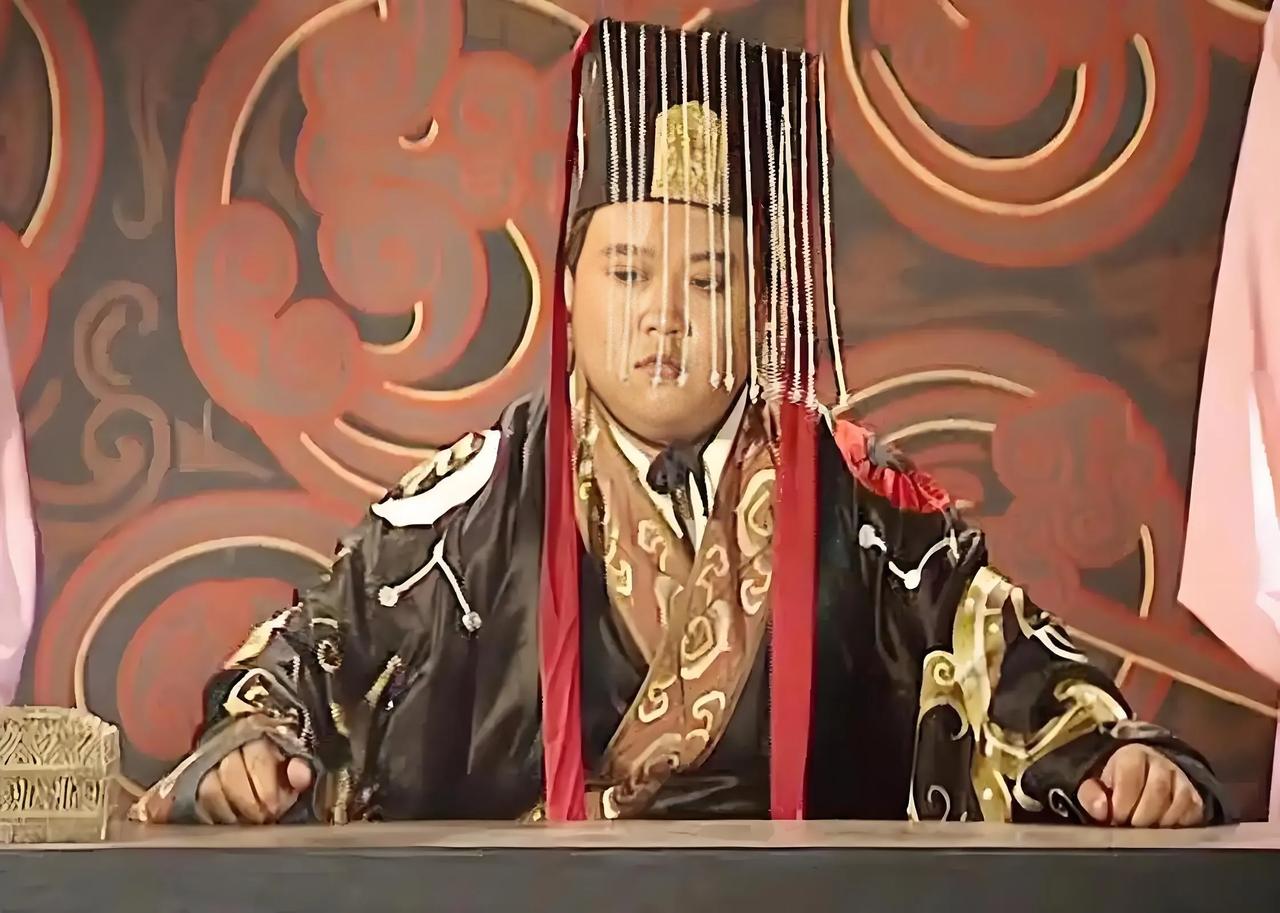 诸葛亮死后，丞相府参军李邈向刘禅上书，大意说诸葛亮手握强兵，狼顾虎视，严重威胁着