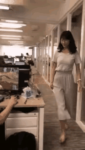 不懂就问，为什么小姐姐要来戳一下？