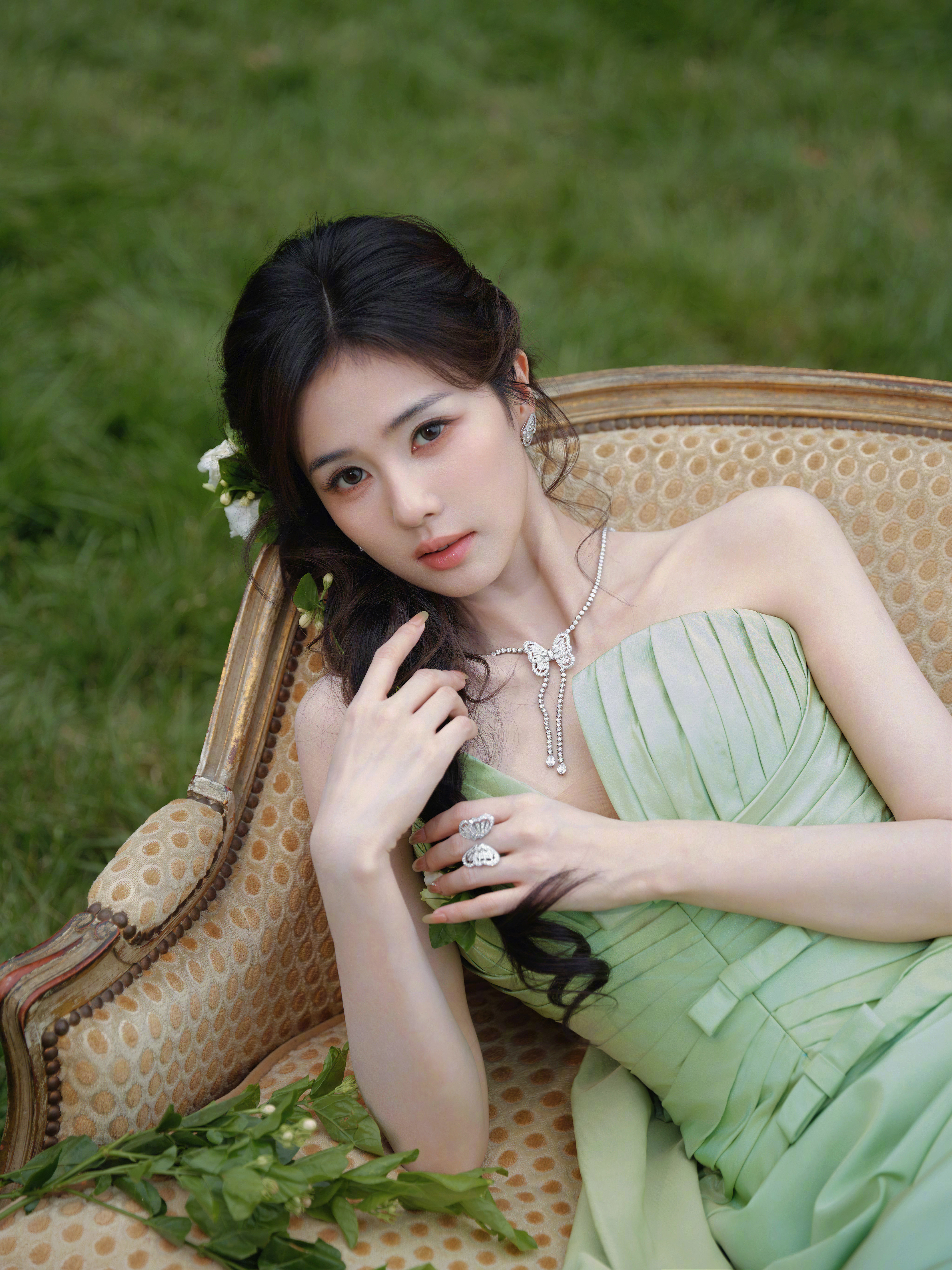 白鹿亮相电视剧《莫离》追剧团活动，这组造型图集也太美了！一袭TonyWard