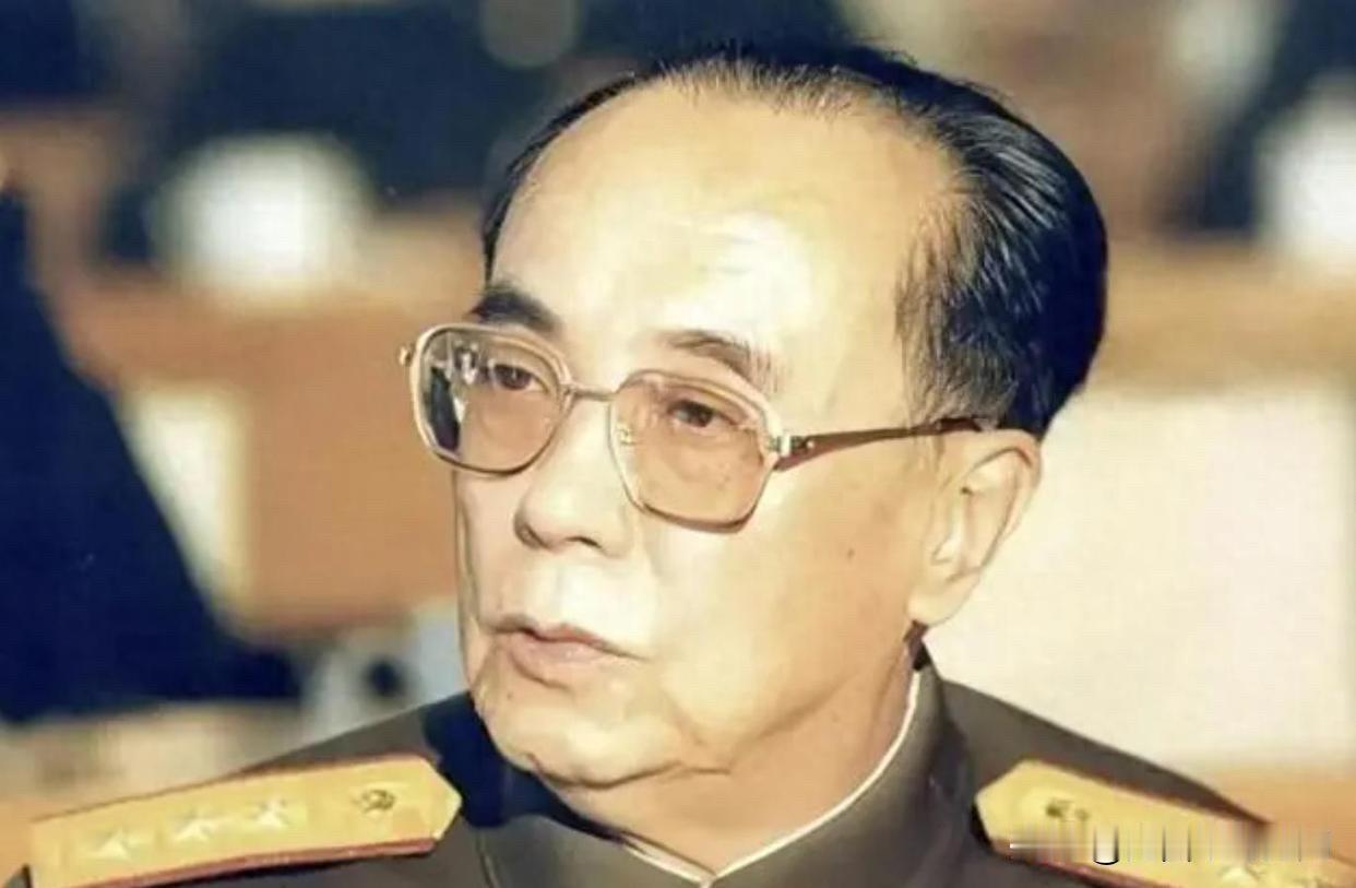 他在1988年，68岁时被授予上将军衔。65岁任北京军区政委，67岁任解放军总政