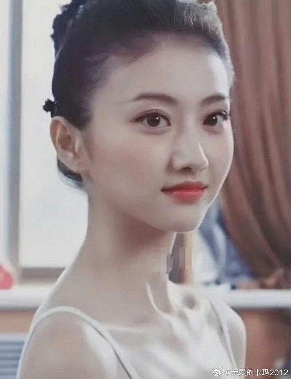 我之前说过，美女想要破除“红颜薄命”这个魔咒，最重要的两点：1，家教好。2，多读书。想想景甜，落到如