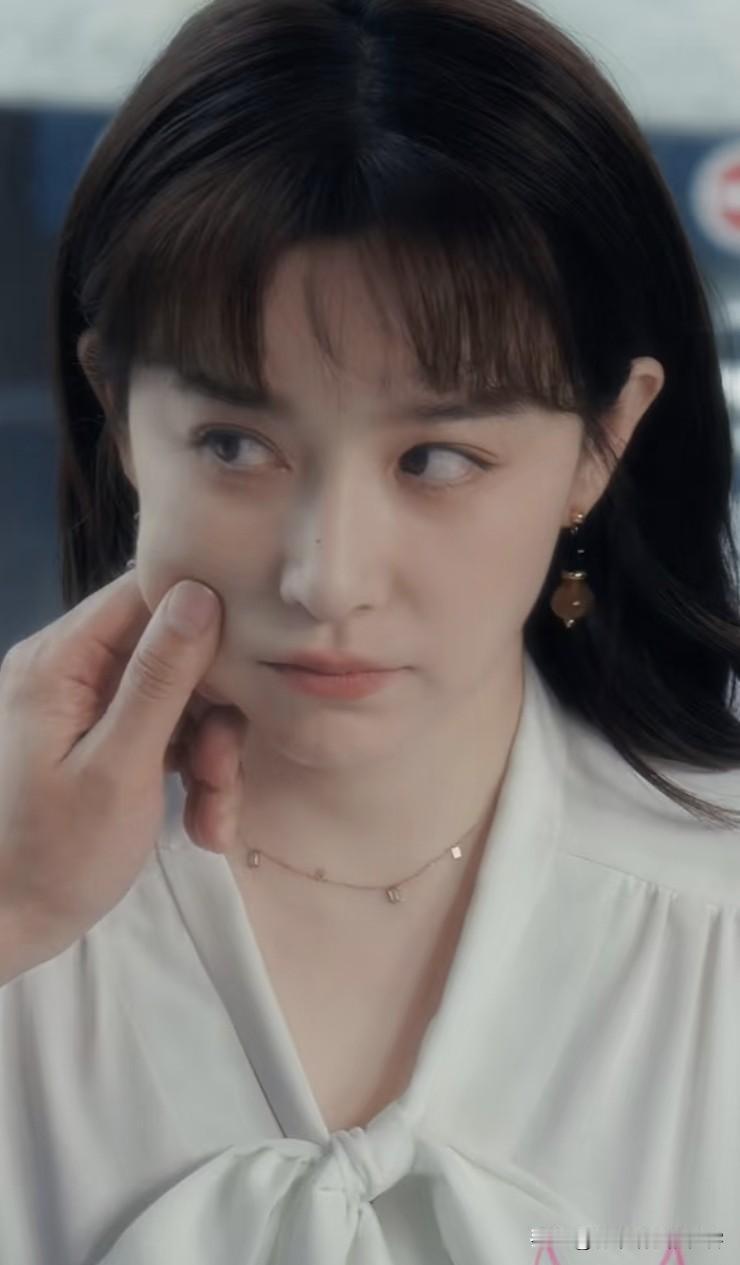 看完《夜色正浓》，我心有疑惑，乔海伦为何要为一份破工作，把自己逼到绝路。