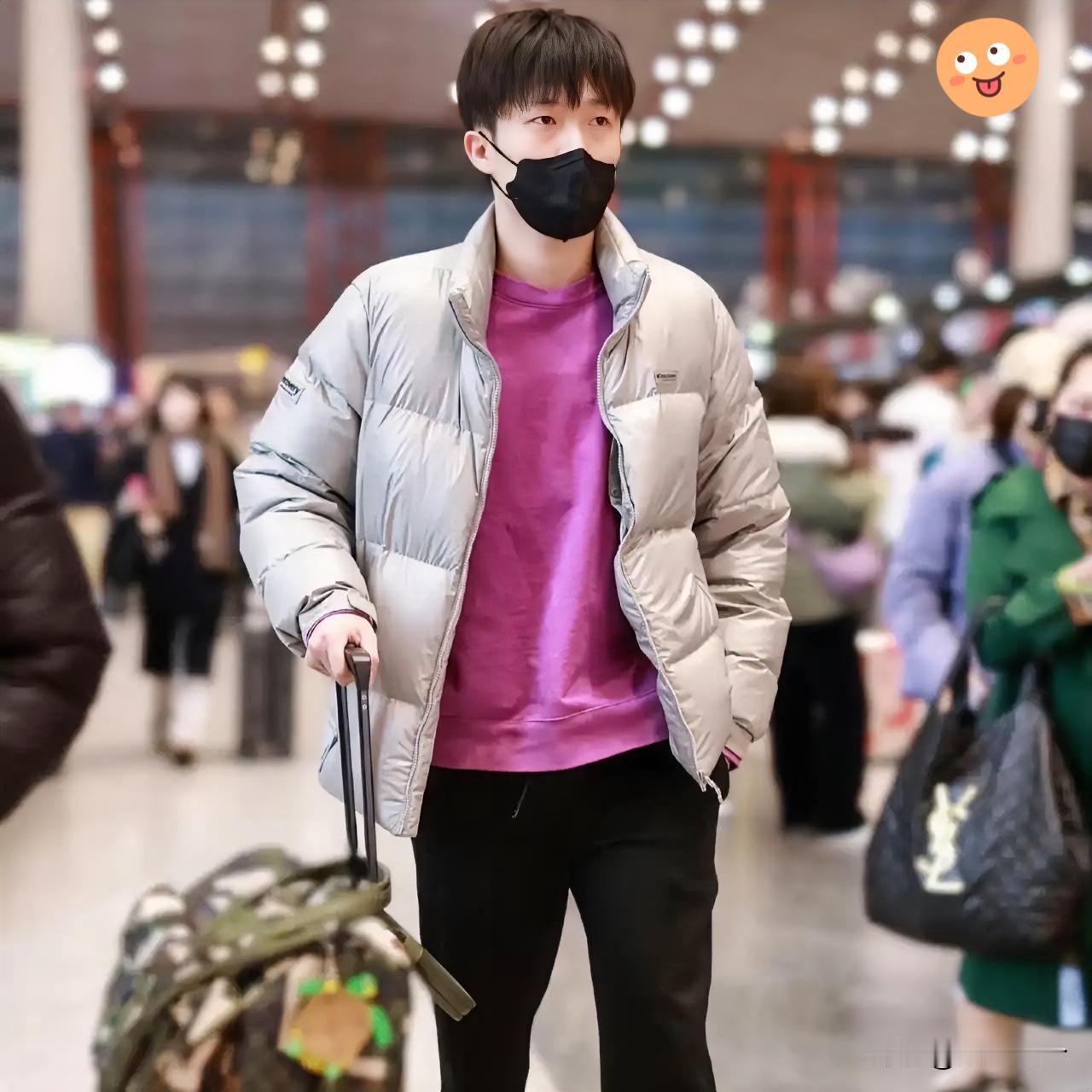 [红脸笑]说真的，我也纳闷过王楚钦到底哪里帅？乍一看，真不算