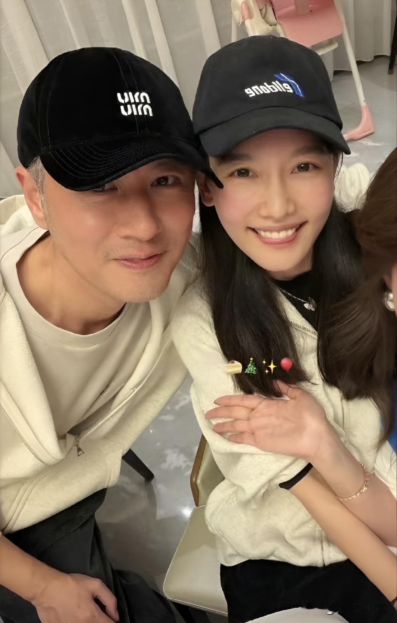 任重不怕骂，就是要晒幸福，晒老婆的冻龄美颜，晒女儿的香脚丫。抛开流言蜚语，他们在