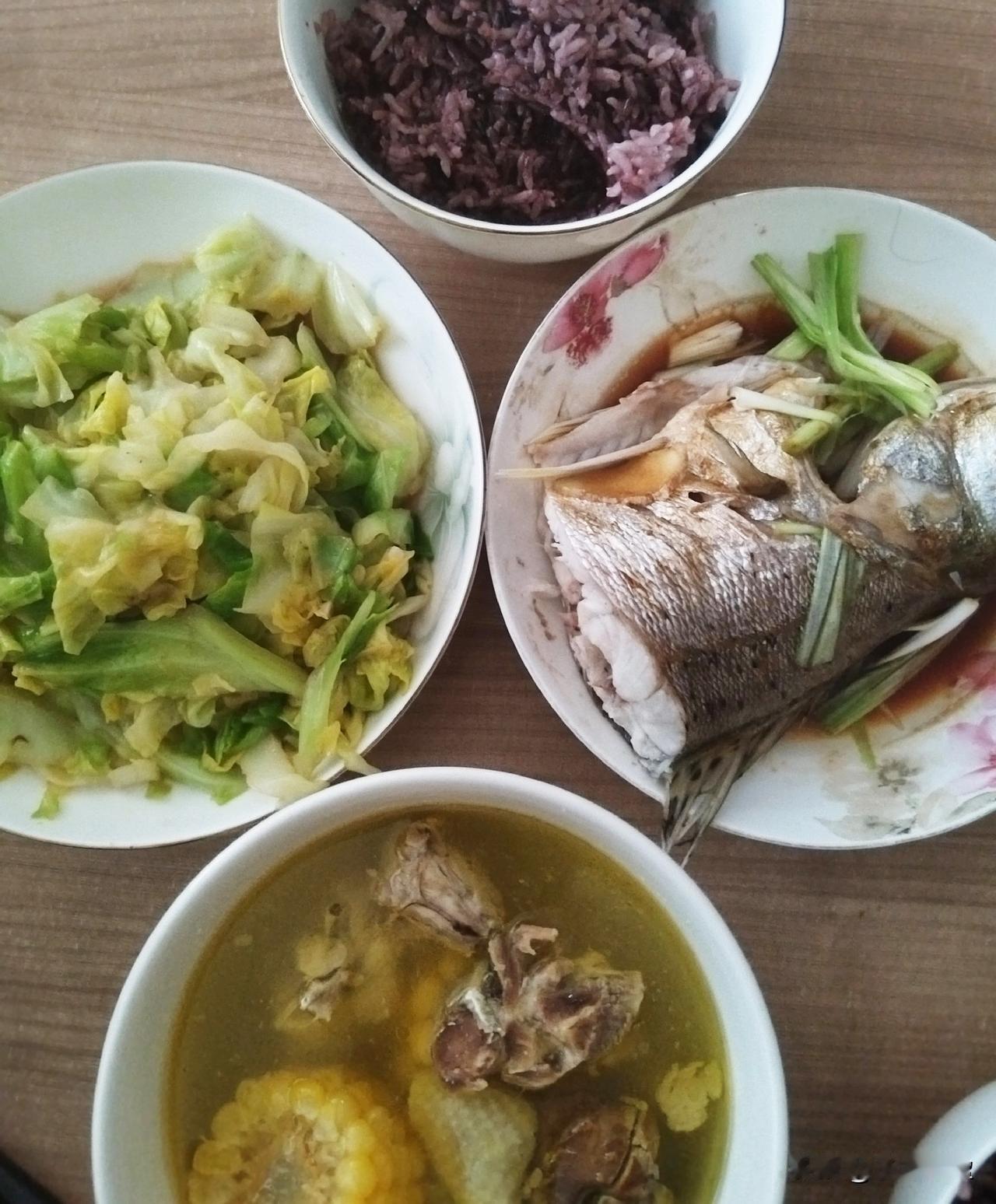 高一生的周末午餐玉米胡萝卜炖土鸡汤，清蒸鲈鱼，蒜末卷心菜，紫米大米饭。累了一