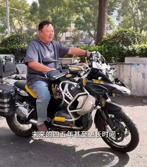 阎鹤祥在万分不舍中，卖掉了陪伴自己周游世界的哈雷摩托车，他扶着摩托车的车把，满含