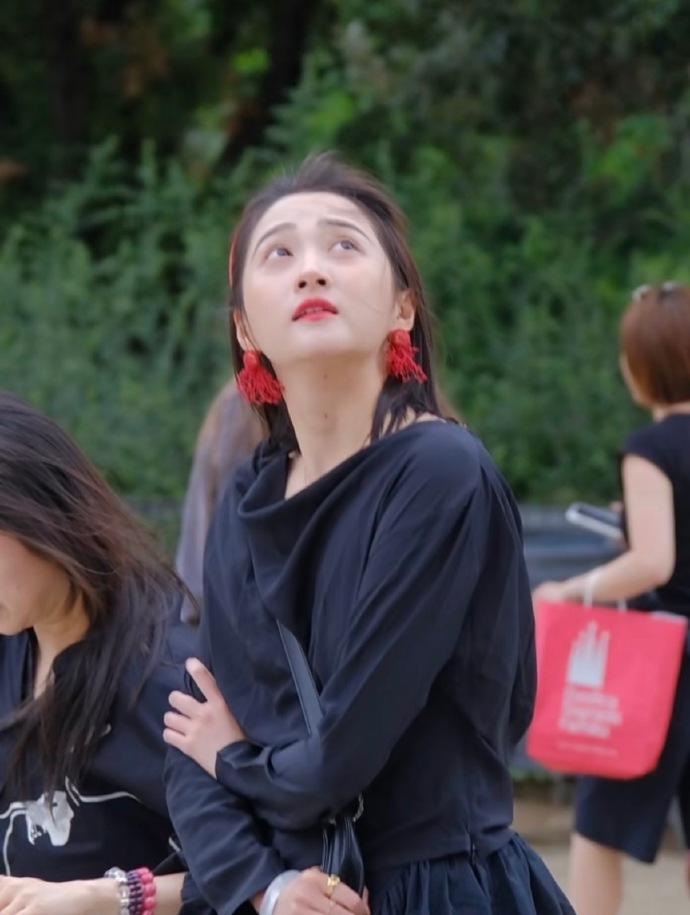 最近关晓彤亮相巴塞罗那，她这回穿了一件黑色的裙子，不过依然很有清新时尚感。关