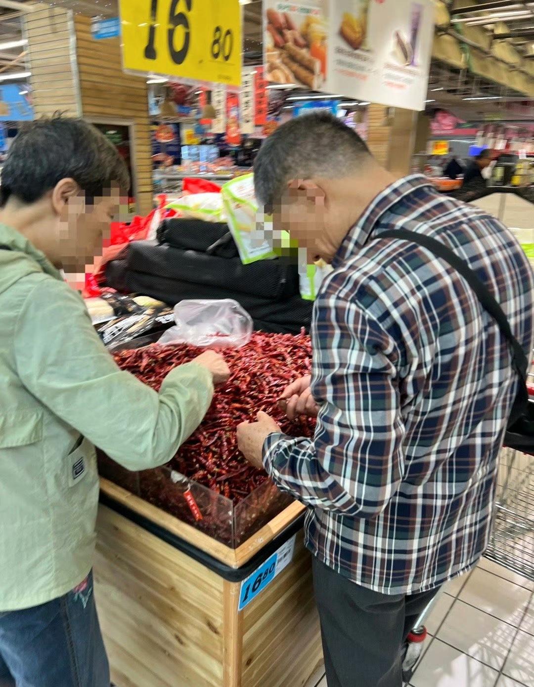 超市碰到奇葩两口子，揪掉一根一根辣椒的把子扔到辣椒堆里，只留下净辣椒，看得出都是