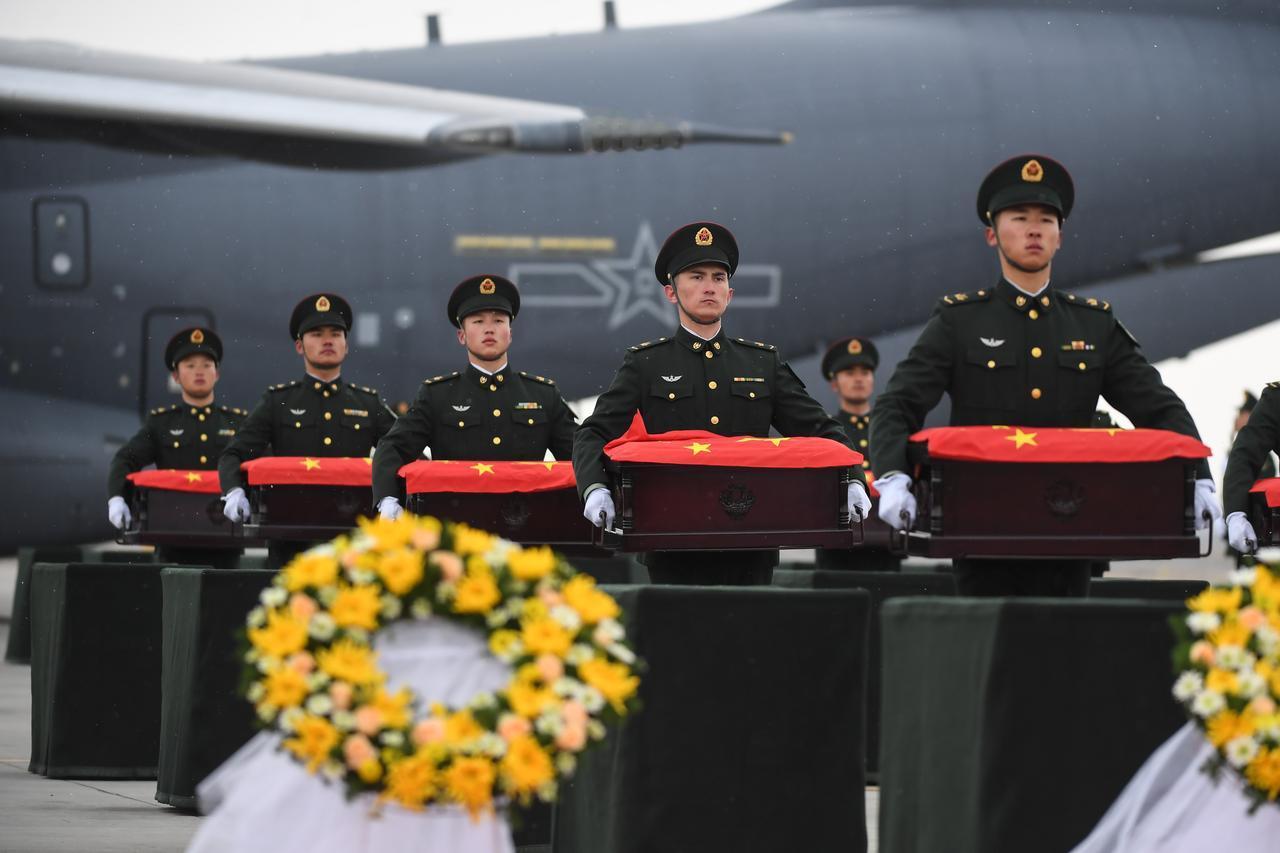 韩国连续多年向中国归还中国人民志愿军烈士遗骸，每一次交接都庄严肃穆，运送回国的画