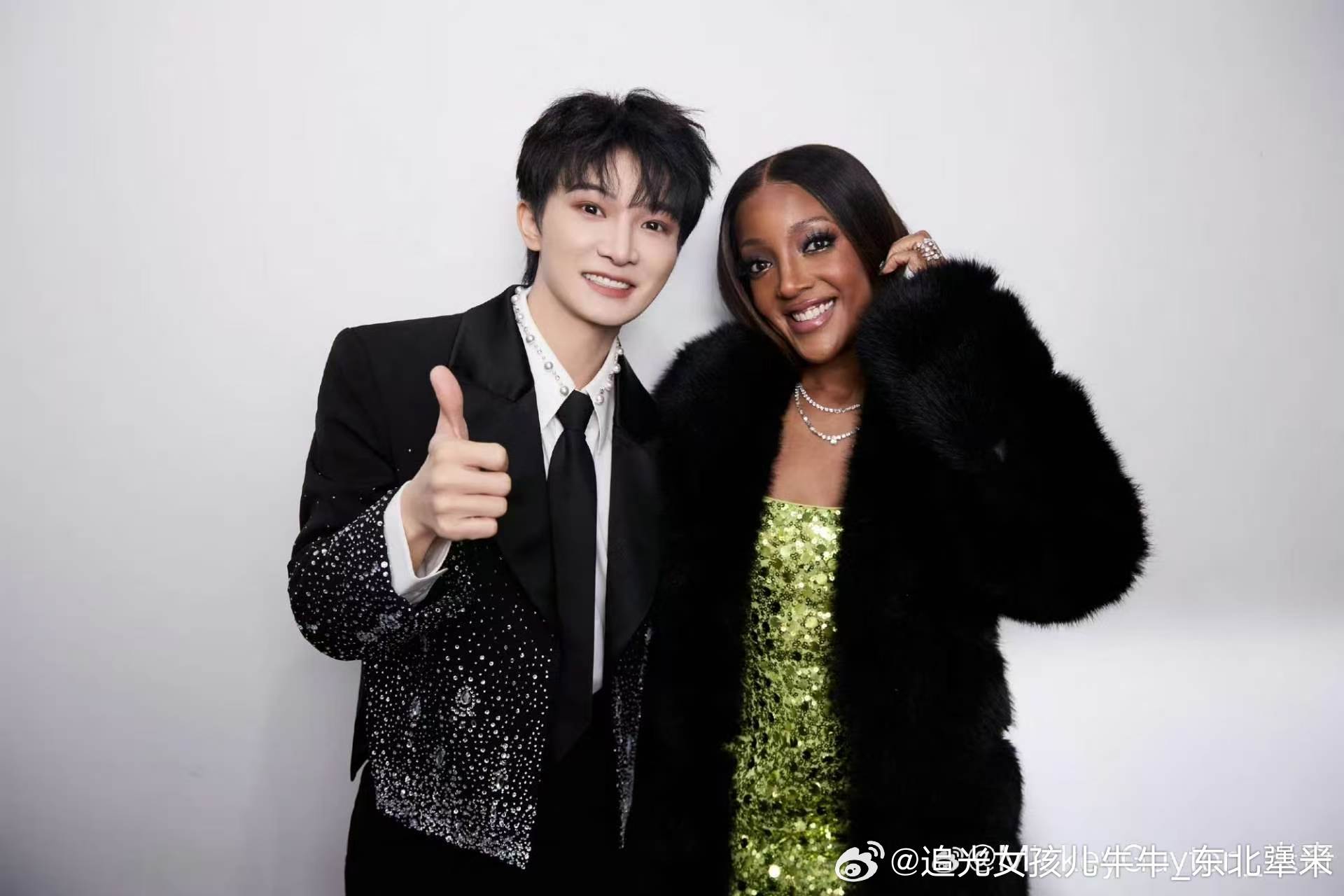 周深哦吼领导真好看旁边的是米奇·盖顿，美国女歌手，也是格莱美奖提名者