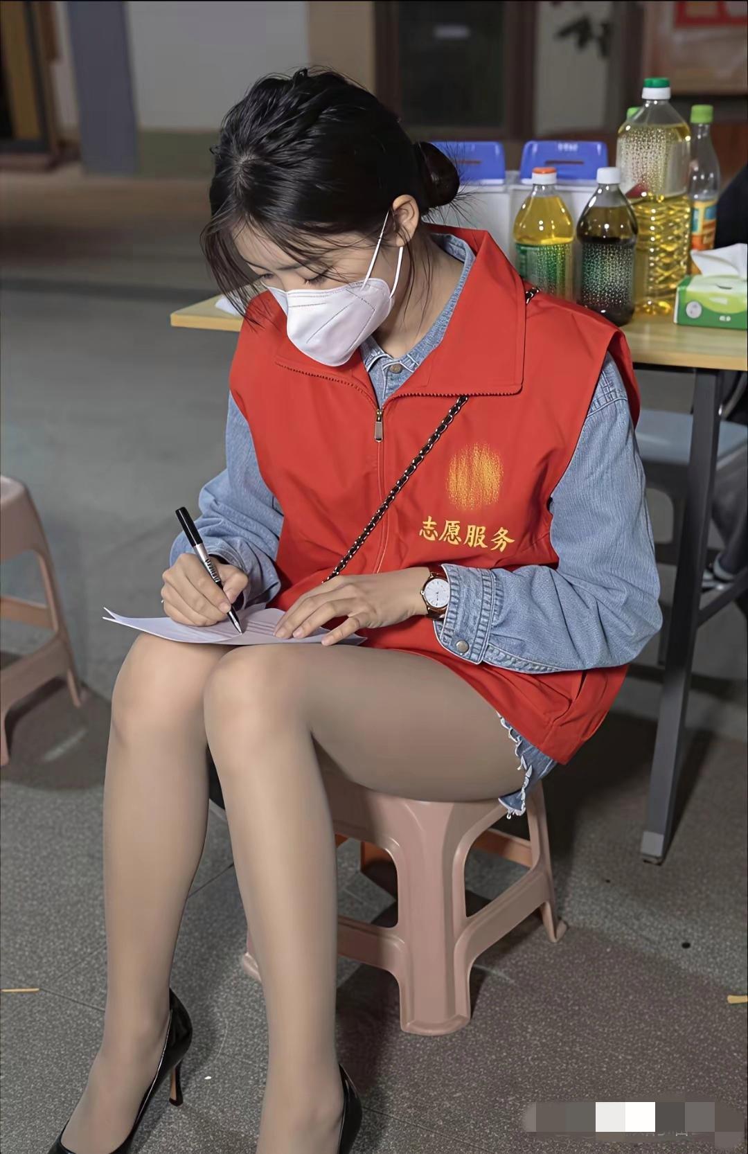 网友晒社区书记介绍的志愿者，工作非常努力认真，不知道有没有男朋友