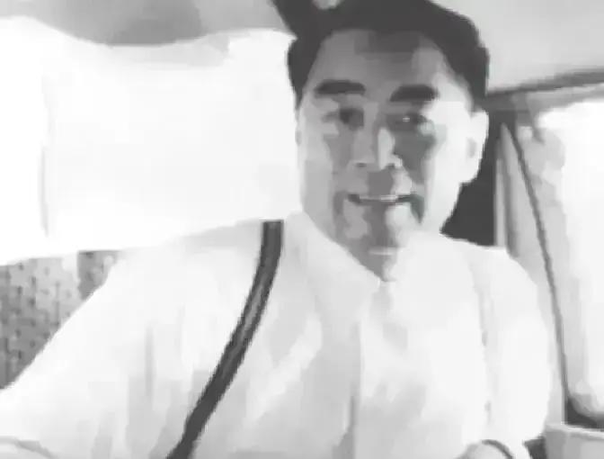 1968年一个深夜，周总理刚躺床上，准备睡觉。警卫员关了灯，正要走出房间，总理突