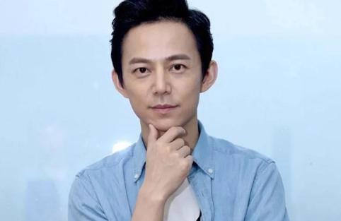 2002年，何炅采访陈冠希时，对方一直轻蔑地笑着。采访结束，何炅忍无可忍：“陈老