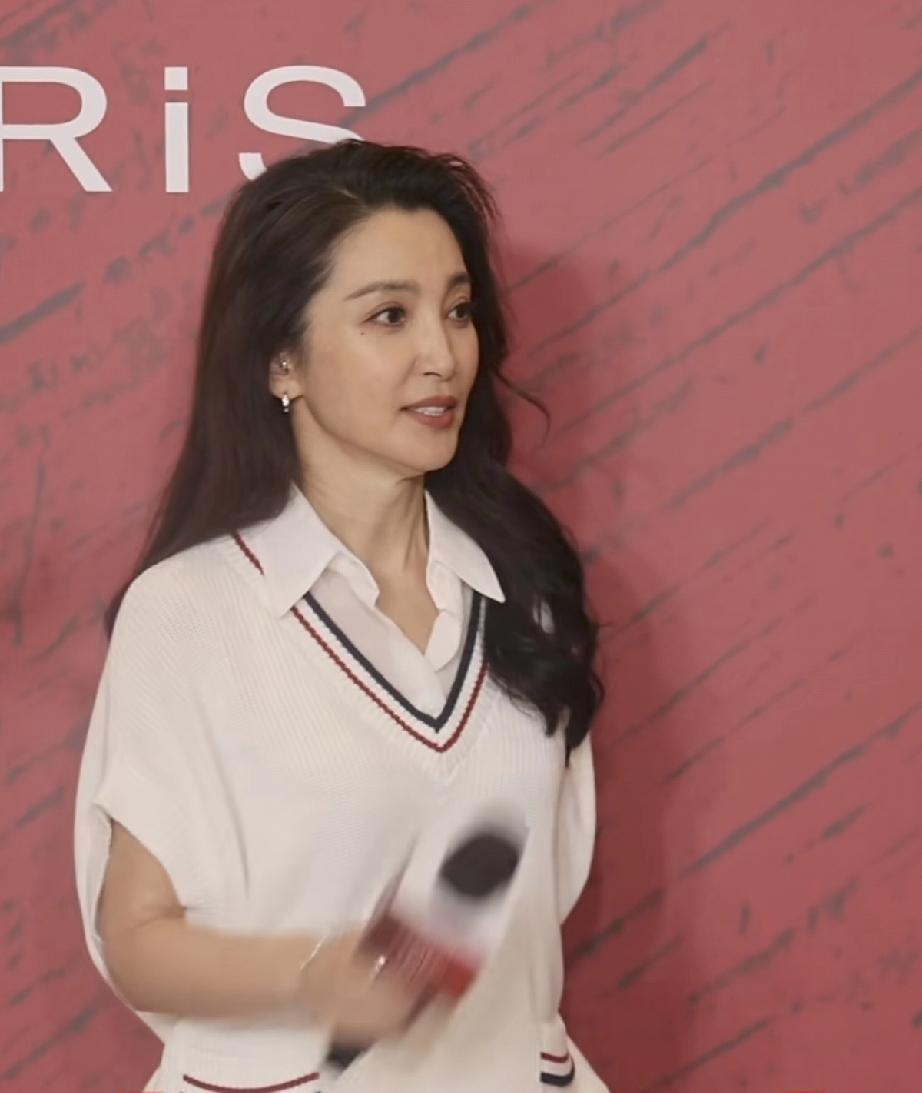 5月6日，李冰冰北京露面，她用脸上的沧桑和皱纹告诉网友们，女明星话多了小动作太多