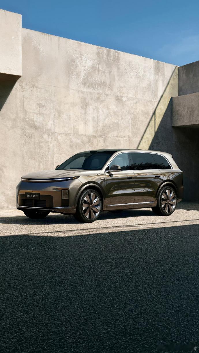 李想曝光全新一代理想L9双色车身全新一代理想L9理想L9终于迎来全新换代！作为