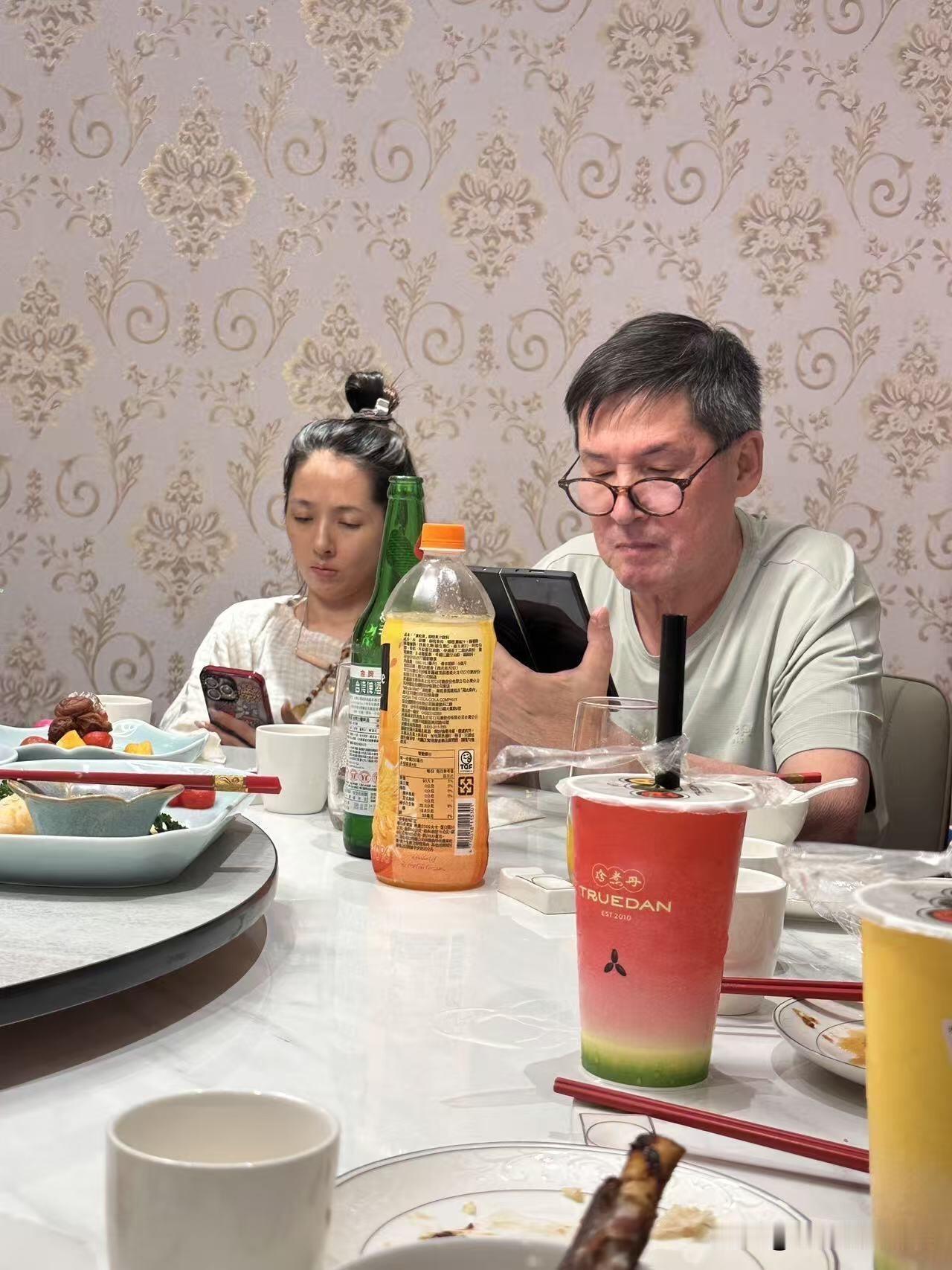 7月11日，郭碧婷爸爸更新生日动态，并晒出3张合照，大女婿向佐也在其中。郭碧