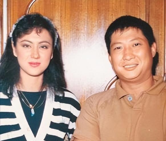 1987年，洪金宝拉着女助理曹恩玉去开房，前台却说:“没结婚证，不能开房！”洪金