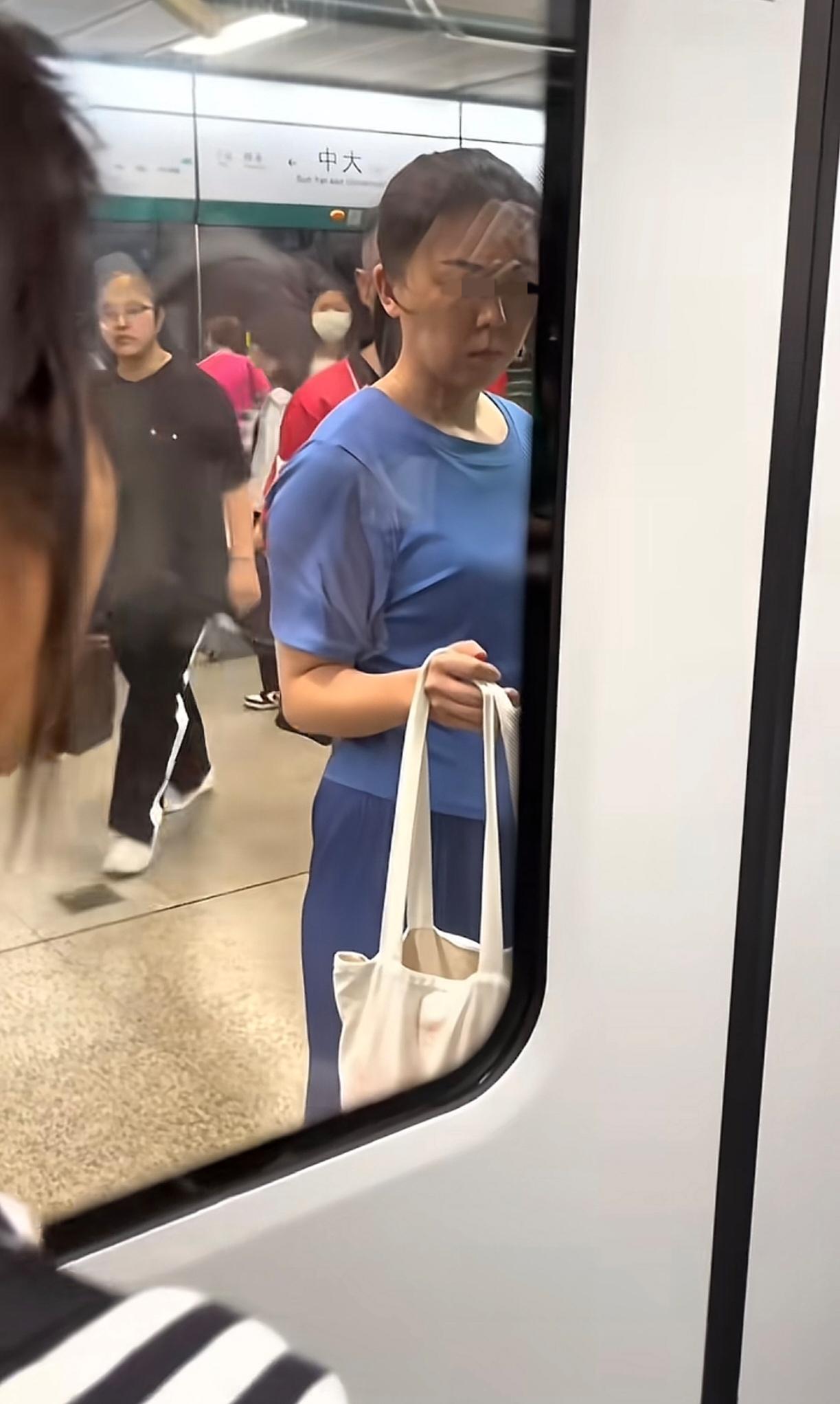 不得不说，有的人真是精致的利己主义者。一女子赶地铁下，没赶上趟。等两分钟不行，竟