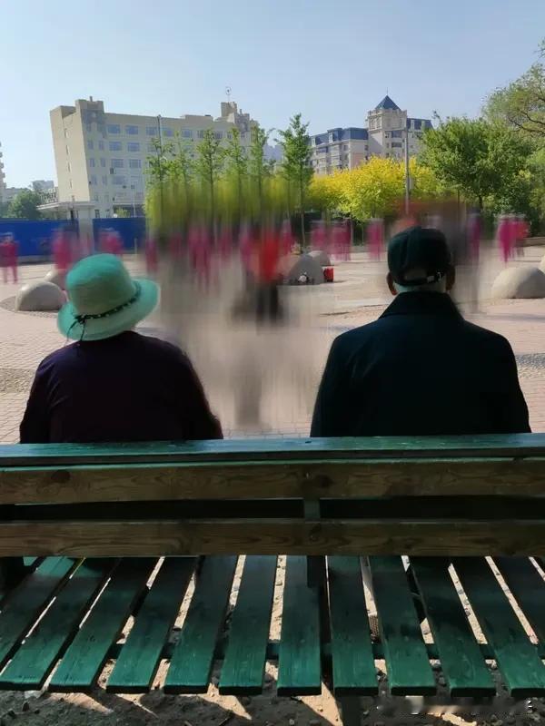 人老了没钱又不能动，子女会不会烦还真不好说。就拿农村老人来说，很多没退休金，随子